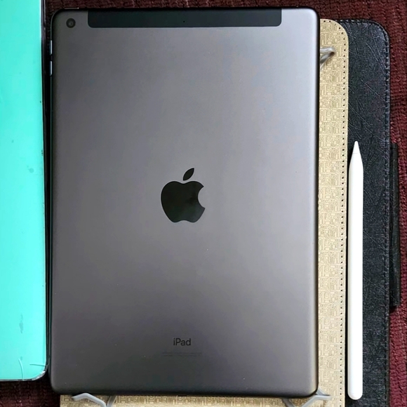 iPad 9th GEN 64GB + Apple Pen - Picture 2 of 3